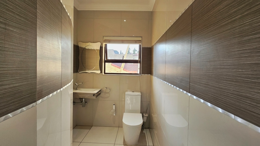 5 Bedroom Property for Sale in Kiepersol Free State